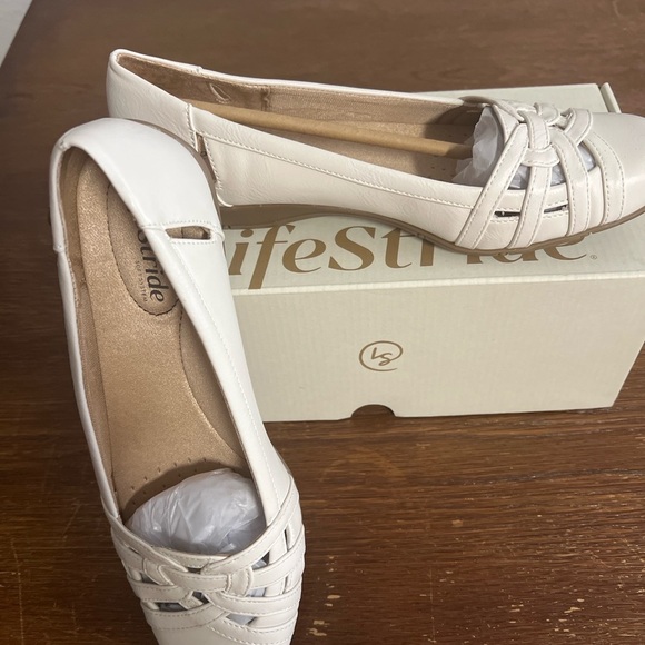 LifeStride Diverse Flats White Sand 7.5W Wide NIB - Picture 2 of 4